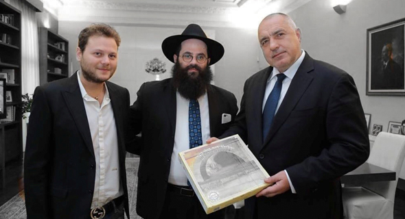 Gal Barak (left), Rabbi Solomon and former Prime Minister of Bulgaria Boyko Borisov Photo: form Twitter