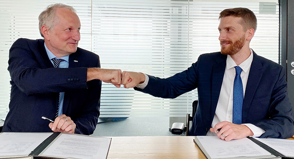 Helios CEO Jonathan Geifman (right) shakes hands with Dr. Timo Stuffler of OHB. Photo: OHB 