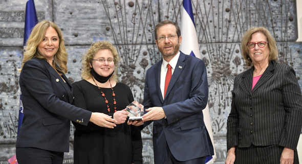 Prof. Beena Kalisky receives the Na'amat award from Israel President Yitzhak Herzog. Photo: Kobi Gideon