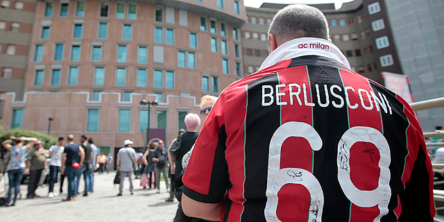 אוהד של מילאן קבוצת כדורגל איטלקית עם שמו של הבעלים סילביו ברלוסקוני