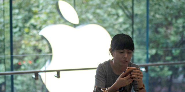 תורים בשנגחאי סין ביום הראשון למכירת האייפון החדש של אפל 