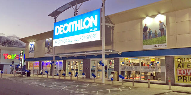סניף הרשת דקאטלון DECATHLON בבריטניה