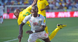 דרום אפריקה נגד סנגל כדורגל אפריקאי תאקל של הולמפו קקאנה מדרום אפריקה על סיידו מאנה סנגל