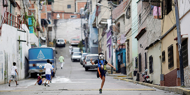 ילד משחק כדורגל ב קארקס ונצואלה כדורגל רחוב