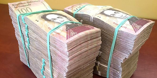 שטרות של 100 בוליבר ונצואלה שווים 100 דולר