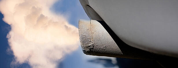 מכונית מזהמת. בקטנה (צילום: שאטרסטוק) זיהום אוויר אגזוז פליטה