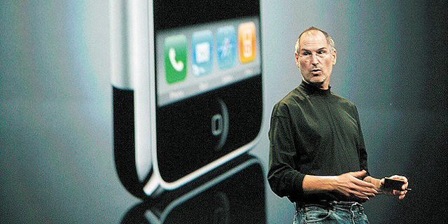 סטיב ג'ובס מציג את האייפון הראשון