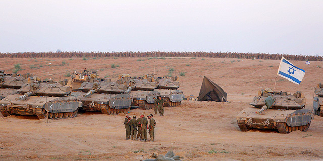 כוחות צה"ל ממתינים ליד הגבול עם רצועת עזה מבצע צוק איתן