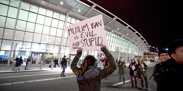 הפגנה נמל תעופה קנדי ניו יורק איסור כניסה מוסלמים הגירה טראמפ