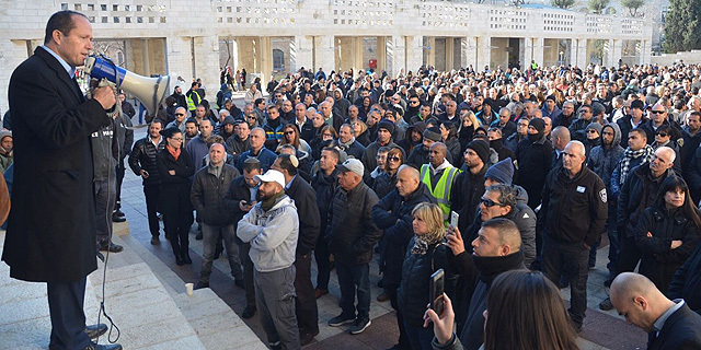 ניר ברקת בהפגנת עובדי עיריית ירושלים שביתה אשפה