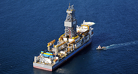 ספינה של חברת פסיפיק דרילינג עוסקת במתן שירותי קידוח תת ימיים עבור חברות בתעשיית ה נפט וה גז