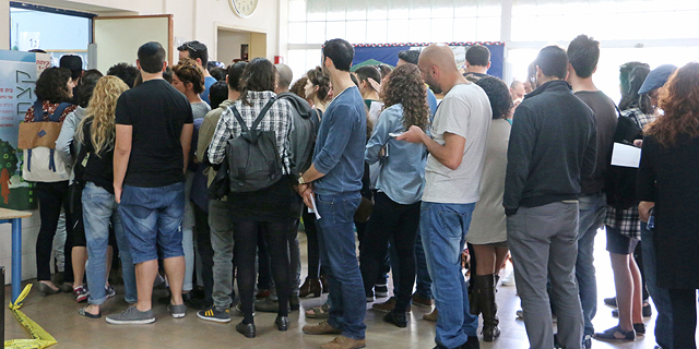 אנשים עומדים ב תור ל הצבעה ל קלפי ב תל אביב