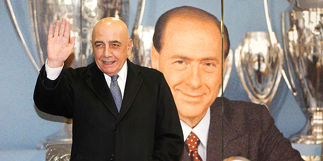 אדריאנו גאלייאני סגן נשיא מילאן על רקע תמונה של סילביו ברלוסקוני הנשיא של מילאן