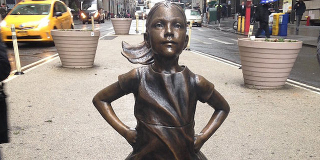 פסל ילדה ללא מורא וול סטריט