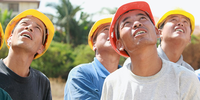 פועלים מ סין מתסכלים על חבריהם