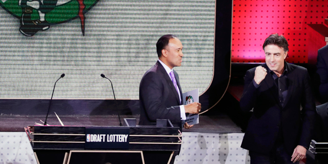 בוסטון סלטיקס ויק גרובסאק חוגג קבלת בחירה ראשונה בדראפט. למד סגן קומישינר ה NBA מארק טייטום
