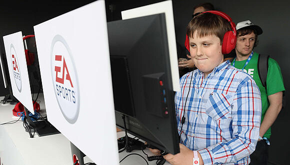 ילד משחק משחק מחשב של EA ספורטס