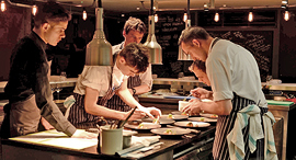 השף גיימס נאפט וצוות המסעדה בלונדון Kitchen Table פנאי