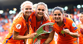 נבחרת הולנד נשים חוגגות זכייה ביורו 2017 כדורגל נשים