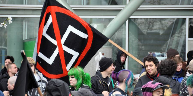 גזענות נאצים הפגנה זכויות אדם שנאה