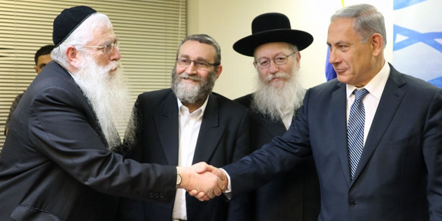 מימין ביבי נתניהו יעקב ליצמן משה גפני ומאיר פרוש חותמים על ההסכם הקואליציוני