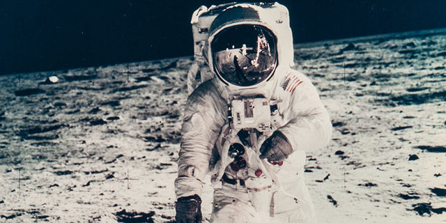 אסטרונאוט באז אולדרין על הירח אפולו 11 1969 מחיר משוער 1200-1800 דולר
