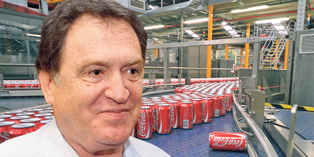 רוני קוברובסקי ברקע מפעל קו ייצור של קוקה קולה 