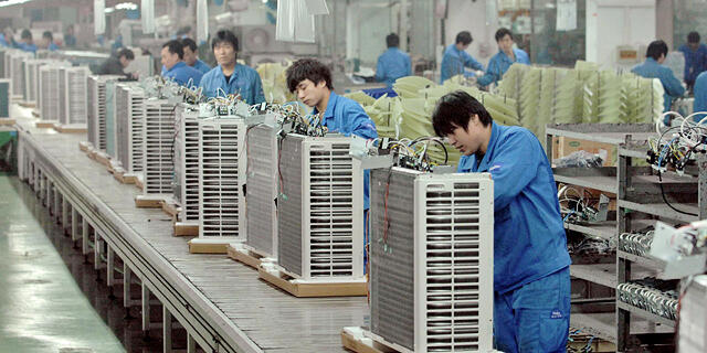 מפעל לייצור מזגנים בסין, צילום: אי פי איי