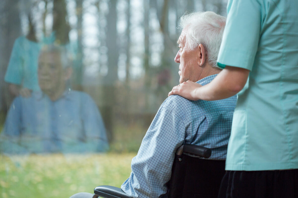 זקן כיסא גלגלים ביטוח בריאות ביטוח סיעודי