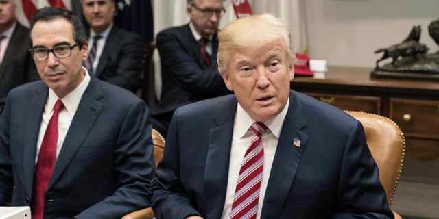 הנשיא טראמפ ושר האוצר מנוצ'ין שלשום ב וושינגטון