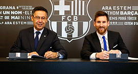 ליאו מסי חותם על חוזה עם ברצלונה ו נשיא ברצלונה ז'וזפ מריה ברתומאו