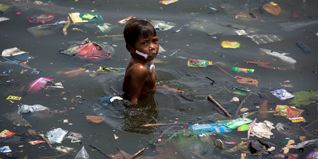 פוטו כלכליסט גרינפיס 2017 פסולת פלסטיק ב פיליפינים נער שוחה