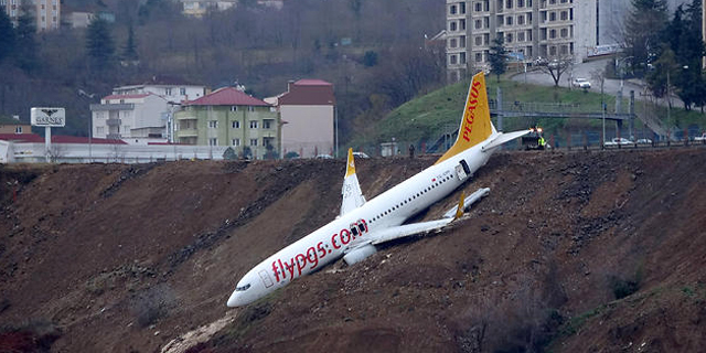 מטוס החליק מהמסלול בטורקיה ונתלה על צוק