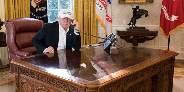 נשיא ארה"ב דונלד טראמפ החדר הסגלגל שולחן עבודה
