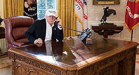 נשיא ארה"ב דונלד טראמפ החדר הסגלגל שולחן עבודה
