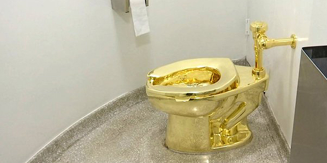 אסלת זהב מוזיאון גוגנהיים ניו יורק שירותים עשויים 18 קרט זהב