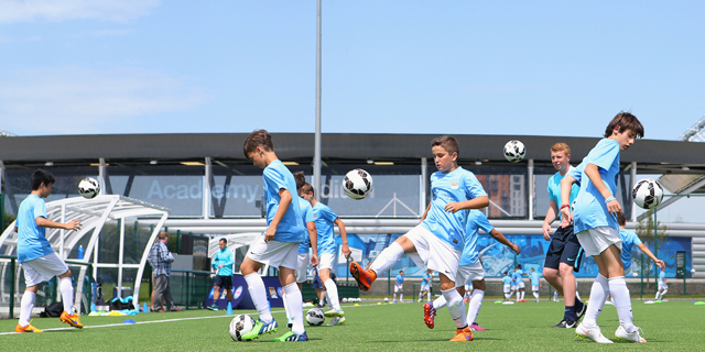 ילדי מנצ'סטר סיטי מתאמנים ב כדורגל