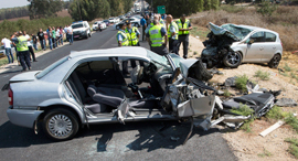 תאונת דרכים ה מכונית ה מרוסקת ב זירת ה תאונה