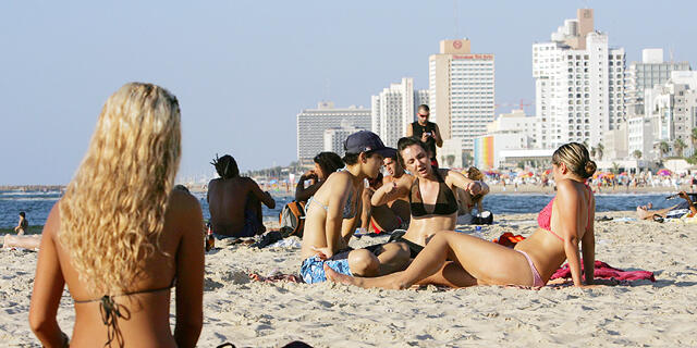נשים חוף ים תל אביב
