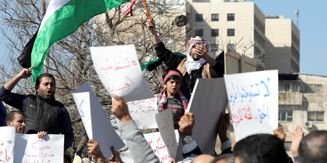 הפגנה מול ה פרלמנט ב ירדן עמאן בעקבות ביטול הסובסידיה ללחם בראשית החודש