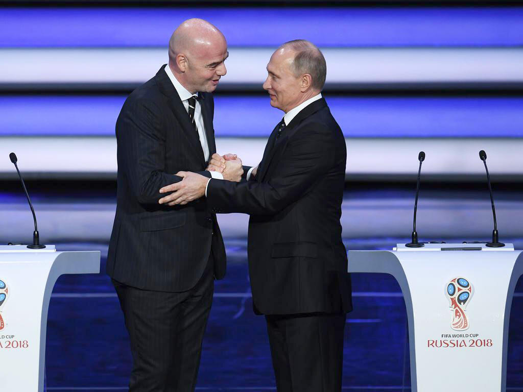 ג'יאני אינפנטינו נשיא פיפ"א מ שמאל עם ולדימיר פוטין נשיא רוסיה
