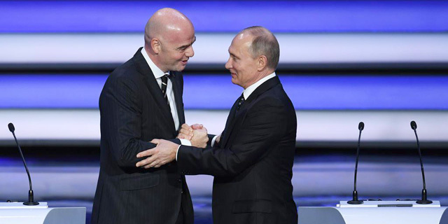 ג'יאני אינפנטינו נשיא פיפ"א מ שמאל עם ולדימיר פוטין נשיא רוסיה