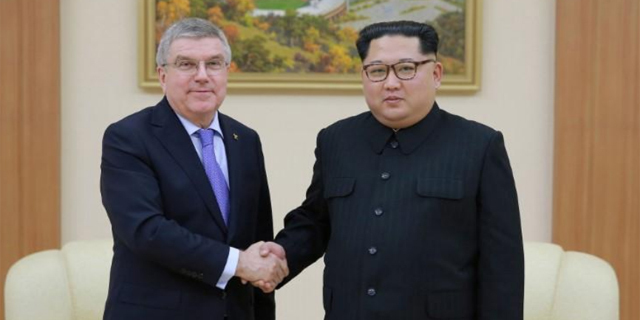 מנהיג צפון קוריאה קים ג'ונג און ונשיא הוועד האולימפי תומאס באך