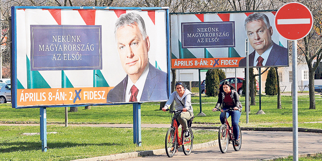 שלט בחירות של ויקטור אורבן ראש ממשלת הונגריה
