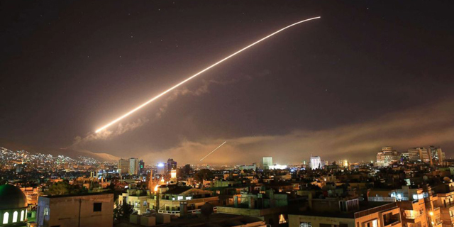 תקיפה אמריקאית ב סוריה טיל טומאהוק דמשק