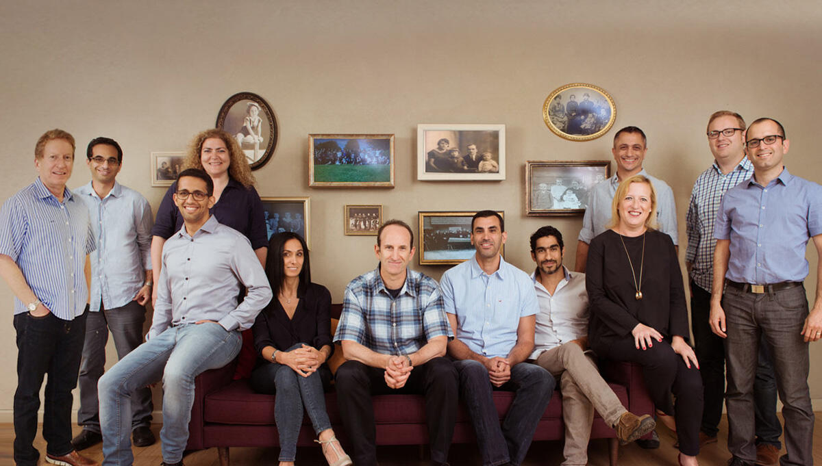 עובדי MyHeritage מייהריטג' במרכז מנכ"ל ומייסד גלעד יפת