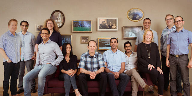 עובדי MyHeritage מייהריטג' במרכז מנכ"ל ומייסד גלעד יפת