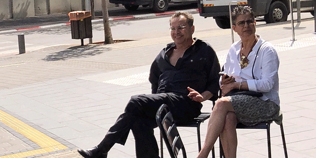 קובי אלכסנדר ואשתו בשדרות רוטשילד ב תל אביב