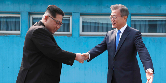משמאל מנהיג צפון קוריאה קים ג'ונג און נפגש עם נשיא דרום קוריאה מון ג'יאה אין 
