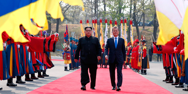משמאל מנהיג צפון קוריאה קים ג'ונג און עם נשיא דרום קוריאה מון ג'יאה אין 